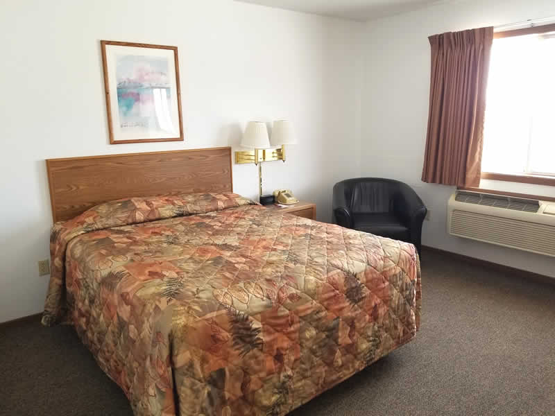 Standard Queen Room at the Hometown Inn of Mayville, North Dakota.